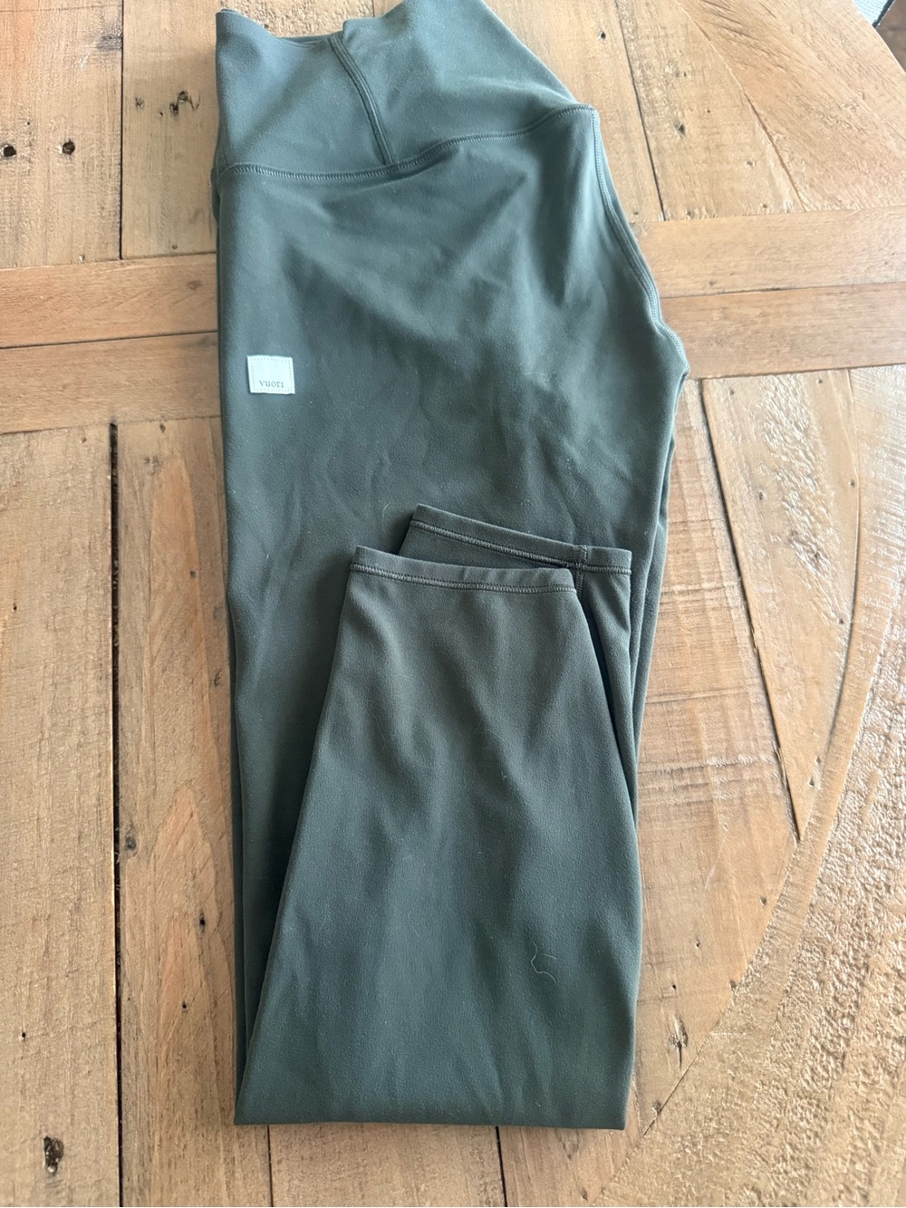 Vuori workout Olive Green leggings